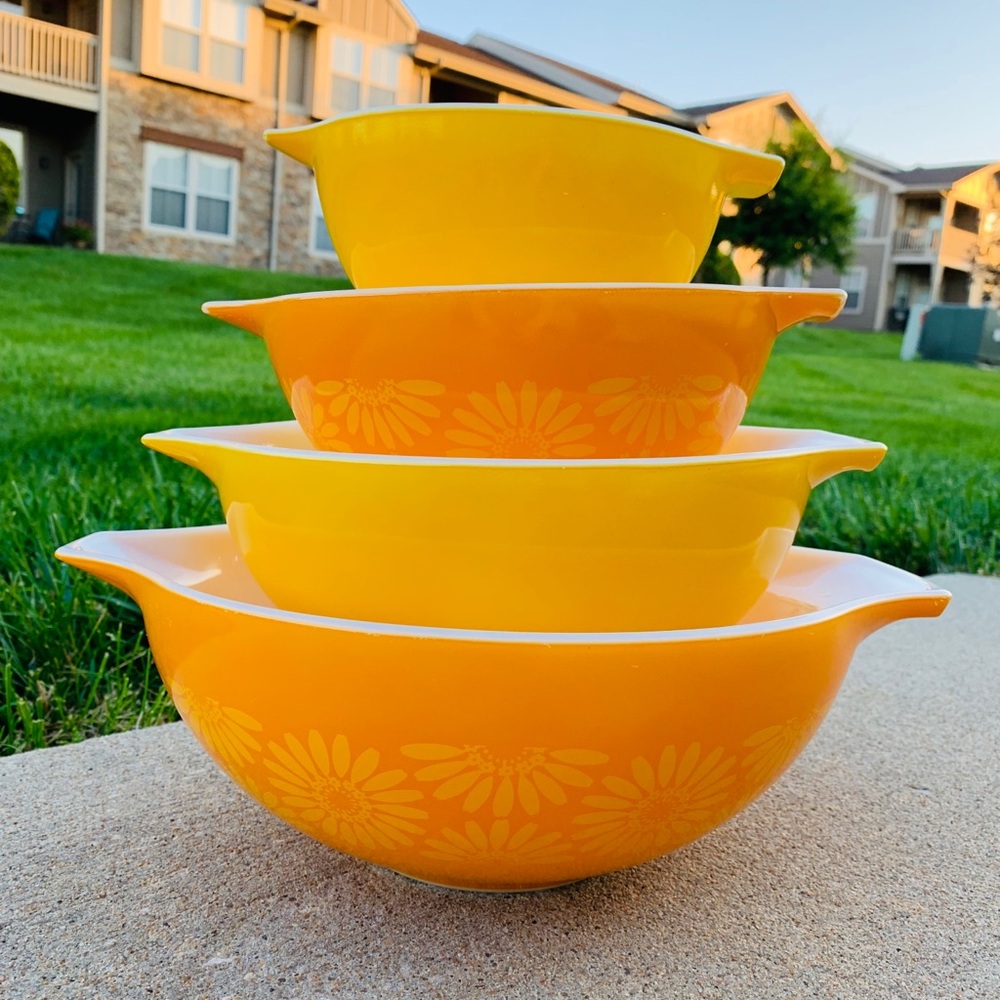 🛑 SOLD 🛑 Pyrex Daisy Cinderella Bowls